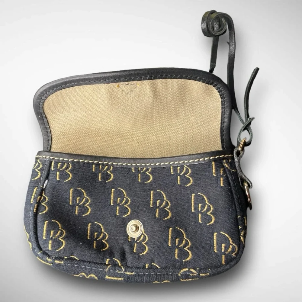 DOONEY & BOURKE 🪢 1975 SIGNATURE COLLINS FLAP CLUTCH IN BLACK & YELLOW - Picture 7 of 14